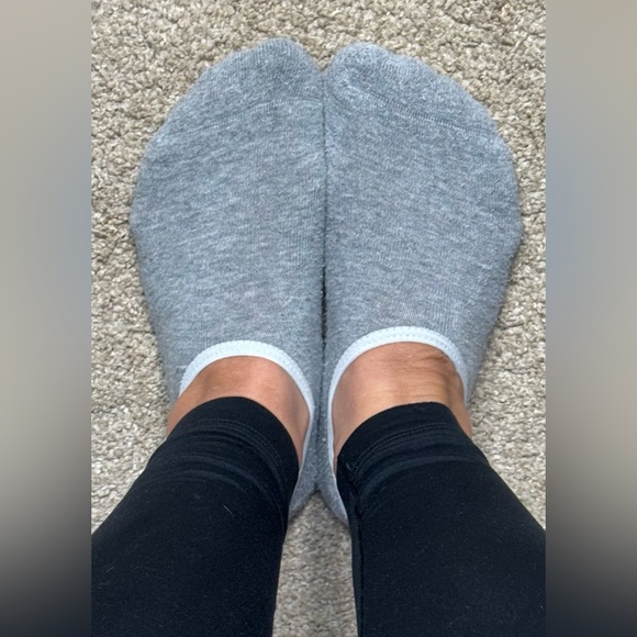 MeUndies Women’s Size 5-7 Grey Footie Socks - Picture 2 of 3